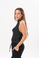 Top de lurex negro con cuello halter drapeado y acabado brillante.