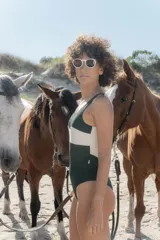 Malla enteriza con diseño color block en verde inglés y blanco. Presenta un escote redondo, textura acanalada y corte clásico.