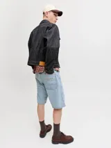 Shorts de denim de corte holgado y largo hasta las rodillas, en color celeste claro, estilo bermuda de jean.