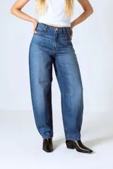 Jean slouchy de tiro alto en color azul con efecto lavado, de corte amplio y relajado en las piernas.