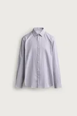 Camisa de corte slim fit con estampado de rayas verticales finas, cuello italiano, manga larga con puños abotonados y cierre frontal de botones.