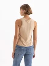 Musculosa negra de algodón Pima, con escote redondo y calce relajado.
