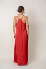 Vestido largo rojo de seda con escote en V y breteles finos. Diseño holgado con bolsillos laterales.