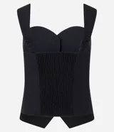 Blusa sin mangas de estilo sastrería, color negro, con escote corazón, breteles anchos y cierre frontal con botones forrados. Presenta un diseño estructurado con bajo en punta en forma de V.