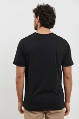 Remera de cuello redondo y manga corta, confeccionada en tejido de algodón pesado.