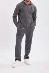 Pantalón deportivo de corte recto en color gris oscuro, con cintura elástica y cordón ajustable. Presenta un diseño minimalista y funcional, ideal para actividades físicas o uso casual.