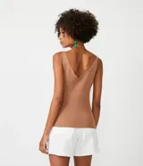 Musculosa negra de tejido de punto acanalado, con escote en V profundo y tirantes anchos.