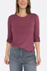 Sweater de tejido fino con cuello redondo y mangas tres cuartos. Confeccionado en una mezcla de viscosa, angora y lana, presenta una textura suave y liviana con un diseño minimalista y versátil.