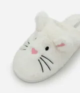 Pantufla tipo ojota confeccionada en tejido de peluche color blanco, con diseño de conejito que incluye orejitas, nariz bordada en rosa y bigotes negros. Posee suela de goma termoplástica.