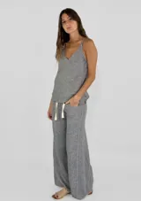 Musculosa color ladrillo con breteles finos y escote en V.