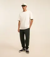 Pantalón de jogging verde oscuro, con cintura elástica ajustable con cordón, bolsillos laterales y puños elásticos.