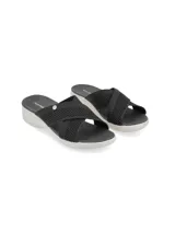 Sandalia tipo chinela Hush Puppies modelo Nerio, color negro, con capellada de tejido textil en diseño cruzado y suela de poliuretano en color blanco.