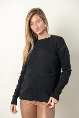 Sweater rojo de punto con cuello redondo, mangas largas, trenzado central y bolsillos delanteros.