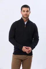 Buzo de tejido fino en hilo de algodón, color rosado, con cuello alto y cierre frontal parcial con detalle en cuero. Presenta puños y ruedo acanalados y un pequeño logo bordado en el pecho.