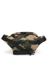 Riñonera negra de la marca JanSport, modelo Fifth Avenue, con parche frontal de la marca y cierres metálicos.