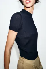 Top de punto de manga corta con cuello redondo y acabado en rib en puños y bajo.