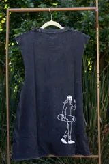 Musculosa celeste con efecto gastado y estampado circular en el pecho con diseño abstracto en tonos grises.