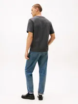 Remera de punto de algodón moteado, color gris oscuro, con cuello redondo y escudo con el monograma TH bordado en el pecho en tono sobre tono.