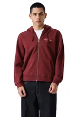 Buzo con cierre frontal completo y capucha, color bordó, con logo bordado en el pecho y bolsillos tipo canguro.