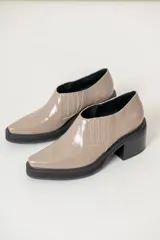 Botines negros de charol con elástico lateral, punta cuadrada y tacón bloque.