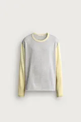 Camiseta de corte relajado con diseño color block, cuerpo en gris melange y mangas largas y cuello redondo en amarillo pastel.