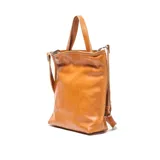 Cartera tipo bandolera grande de cuero color suela, con doble asa de mano y correa larga ajustable y extraíble. Presenta cierre superior con broche giratorio metálico y logo de la marca grabado en el frente.
