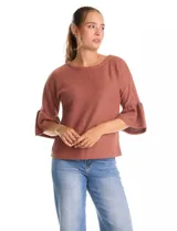 Buzo de tejido acanalado color terracota, con cuello redondo y mangas tres cuartos con terminación acampanada.