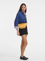 Bandolera Longchamp modelo Le Pliage Xtra XS, color amarillo mostaza, confeccionada en cuero.