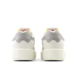 Championes urbanos New Balance modelo CT302RS, color blanco con detalles en gris y rojo, confeccionados en gamuza y malla, con logo "N" característico en los laterales y entresuela alta.