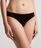 Bombacha tipo bikini confeccionada en microfibra suave con laterales de encaje. Modelo liso de ajuste anatómico con forro de algodón.