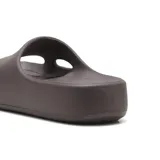 Sandalias tipo ojotas de goma color marrón topo, con plataforma alta y logo en relieve en la tira.