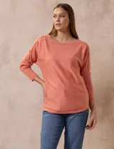 Buzo tejido color salmón de hilado fino, marca Cable & Gauge. Escote redondo con calados. Manga ¾, modelo dolman con aplique de botones dorados.