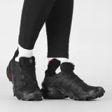 Championes de trail running Salomon Speedcross 6, color negro, con diseño ligero, parte superior renovada y suela con gran adherencia y evacuación rápida de barro.