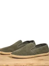 Alpargatas color verde oliva con capellada perforada y suela de yute.