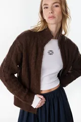 Campera de punto marrón con cierre frontal completo, cuello alto y mangas largas.
