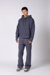 Pantalón de jogging de corte recto y fit relajado, confeccionado en tejido de algodón de color gris azulado. Presenta una caída amplia, cintura elástica y un pequeño logo bordado en la parte superior del muslo.