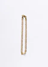Pulsera de cadena tipo cubana diamantada, elaborada en plata 925 con baño de oro 18k. Presenta un diseño de eslabones entrelazados con acabado brillante y cierre de mosquetón.