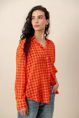 Camisa de manga larga con estampado de cuadros vichy en tonos naranja y fucsia, corte clásico y cierre frontal de botones.