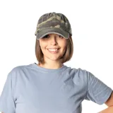 Gorra de béisbol con estampado camuflado en tonos verde, marrón y beige.