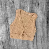 Crop top negro de lanilla con escote en V y tres botones frontales.