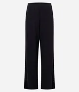 Pantalón wide leg negro con diseño a rayas sutiles, tiro medio, pinzas frontales y caída fluida.