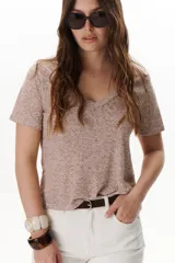 Pulsera rígida color marrón con diseño carey.