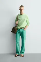 Camiseta de manga larga color verde lima, corte regular fit y cuello redondo. Presenta un bordado discreto en la espalda.