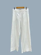 Pantalón plateado de corte recto, con bolsillos laterales y cintura alta.