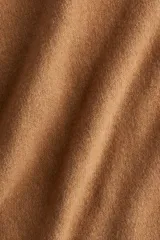 Sweater de punto suave con ajuste entallado, cuello redondo y mangas cortas. Presenta terminaciones acanaladas en cuello, puños y bajo.