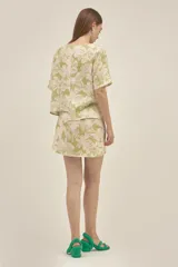 Minifalda cruzada de lino color verde con estampado de flores y tigres. Se ata en la cintura con un lazo. Diseño original de Polonio.