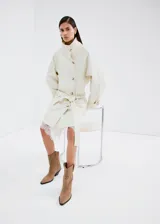 Botín de cuero vacuno color marrón con diseño de estilo cowboy, punta fina, taco cubano y detalles de tachas metálicas en la caña.