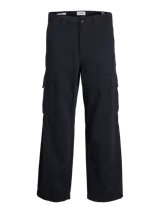 Pantalón cargo de corte amplio y tiro medio, confeccionado en sarga de algodón resistente. Presenta bolsillos laterales tipo cargo, bolsillos delanteros y traseros, cierre con cremallera y diseño de pierna ancha.