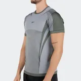 Remera técnica Reebok Lab Tech de manga corta, color gris claro y gris oscuro, con tejido sin costuras y diseño jacquard vectorial. Presenta un logo pequeño en el pecho.