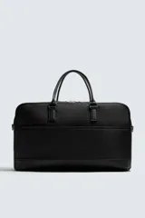 Bolso de viaje negro de tejido técnico, con compartimento principal con cierre de cremallera, bolsillo interior con cremallera y bolsillo frontal plano. Cuenta con dos asas de mano y una correa de hombro ajustable y extraíble.